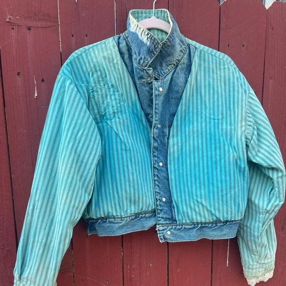 Blue and White Cropped Jean Jacket with Distressed Details - Picture 4 of 11